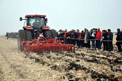 黑龙江省农机推广总站成功举办格兰农业机械设备现场演示会